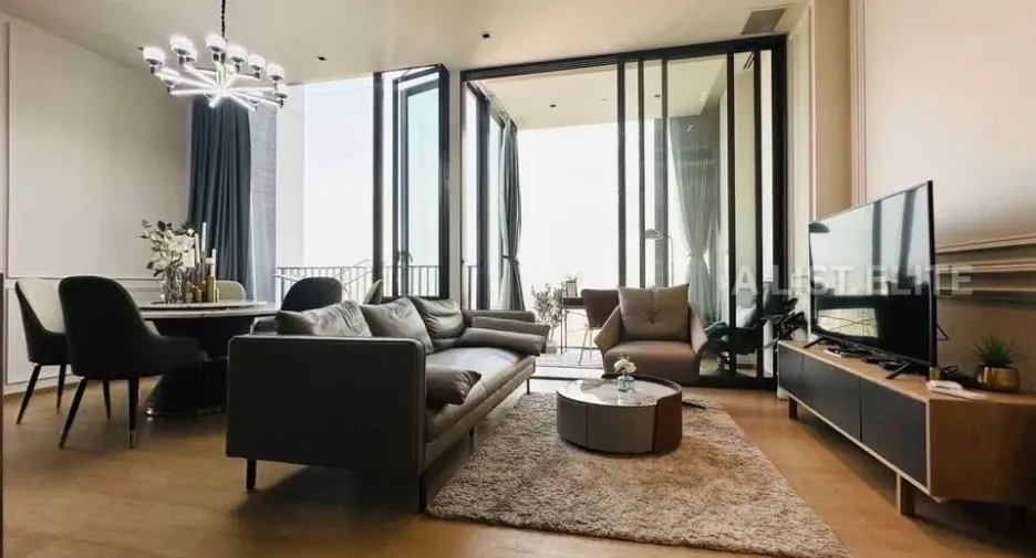 For rent 3 bedrooms condo in Pathum Wan, Bangkok