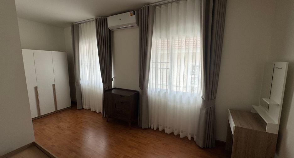 For rent 4 bedrooms villa in San Kamphaeng, Chiang Mai