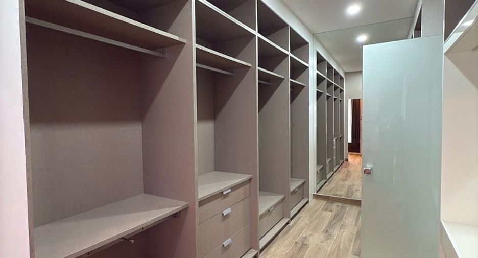 For sale 7 bedrooms house in Pratumnak, Pattaya