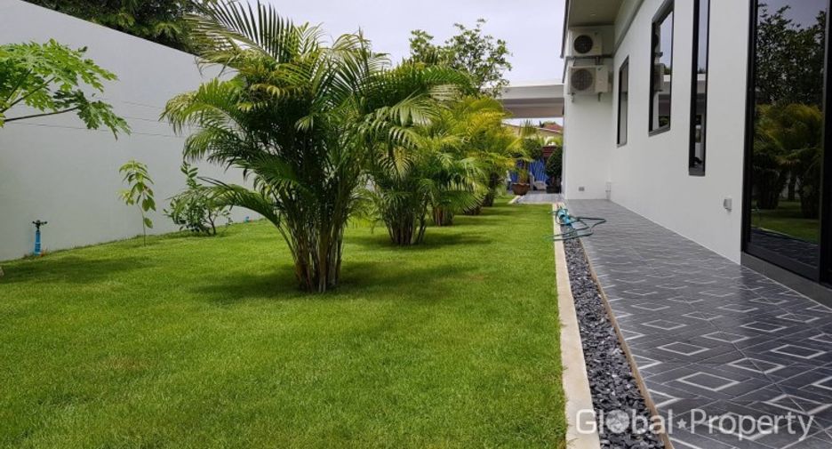 For sale 4 bedrooms house in East Pattaya, Pattaya