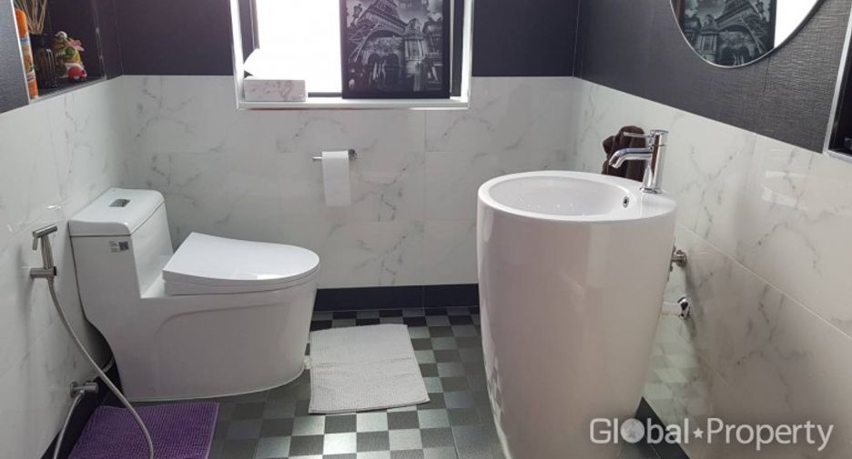 For sale 4 bedrooms house in East Pattaya, Pattaya