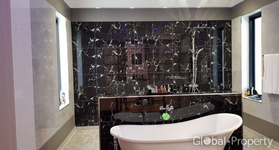 For sale 4 bedrooms house in East Pattaya, Pattaya