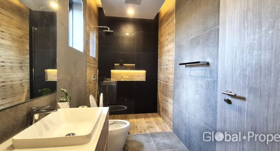 For sale 4 bedrooms house in East Pattaya, Pattaya
