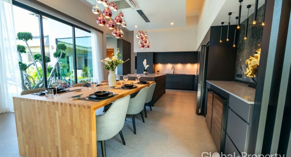 For sale 4 bedrooms house in East Pattaya, Pattaya