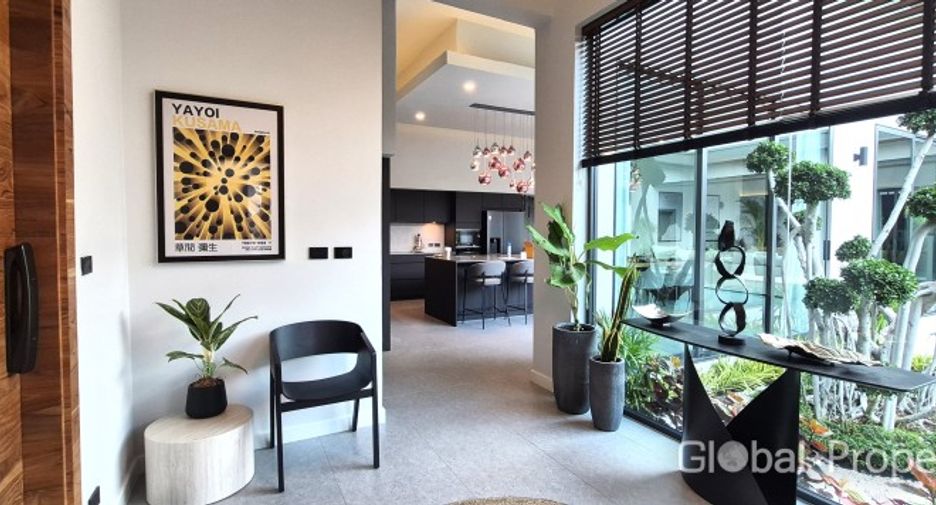 For sale 4 bedrooms house in East Pattaya, Pattaya