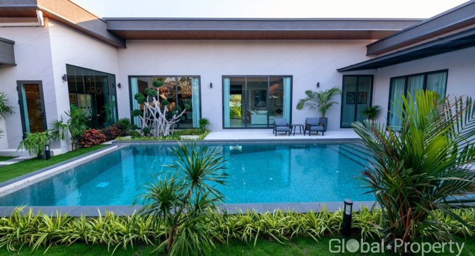 For sale 4 bedrooms house in East Pattaya, Pattaya