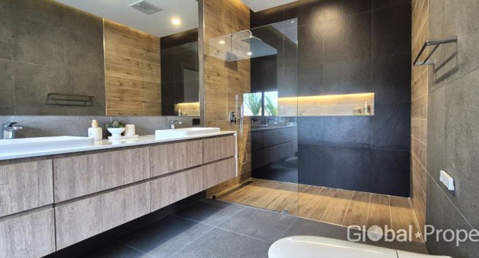 For sale 4 bedrooms house in East Pattaya, Pattaya