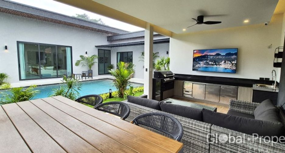 For sale 4 bedrooms house in East Pattaya, Pattaya