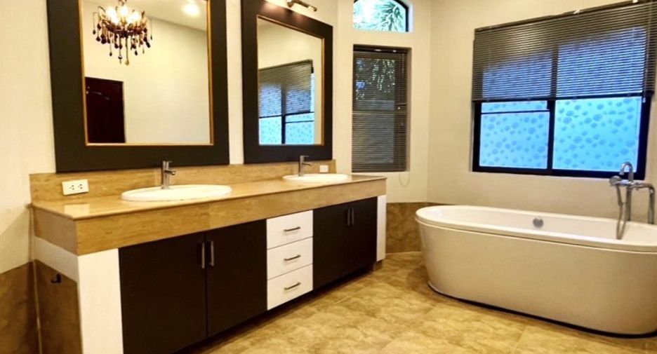 For sale 5 bedrooms house in East Pattaya, Pattaya
