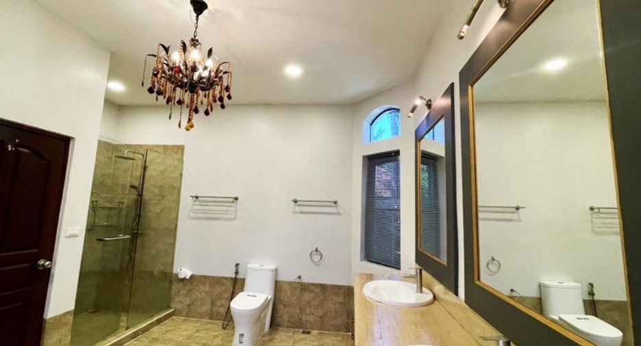 For sale 5 bedrooms house in East Pattaya, Pattaya