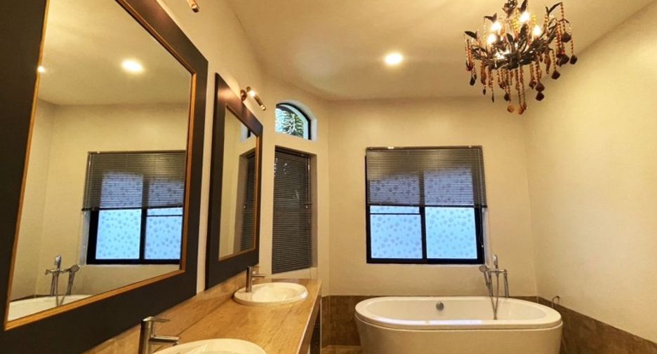 For sale 5 bedrooms house in East Pattaya, Pattaya
