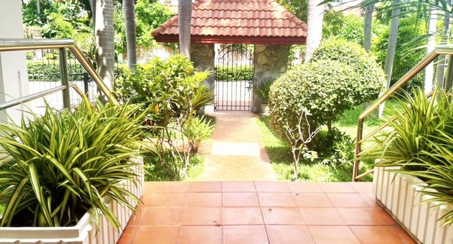 For sale 5 bedrooms house in East Pattaya, Pattaya