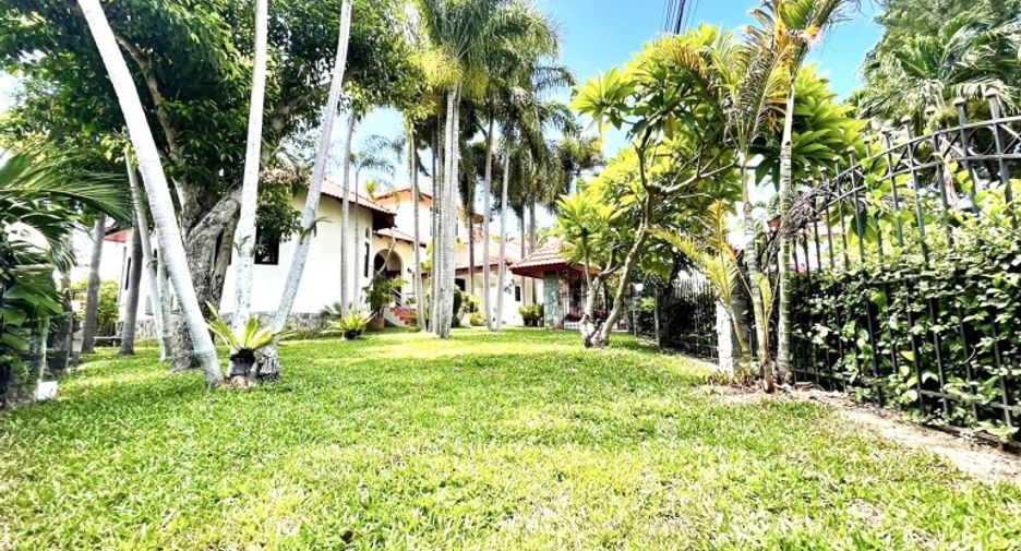 For sale 5 bedrooms house in East Pattaya, Pattaya