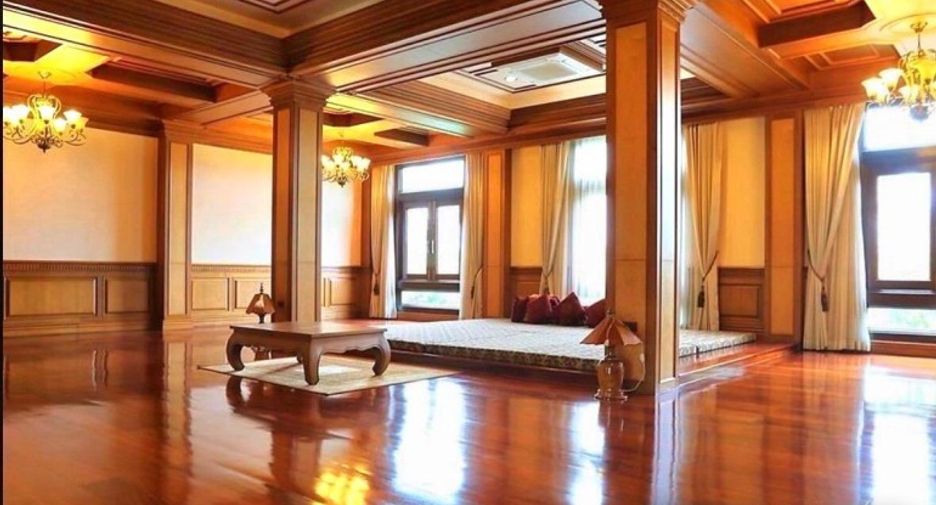 For sale 5 bedrooms house in Si Racha, Chonburi