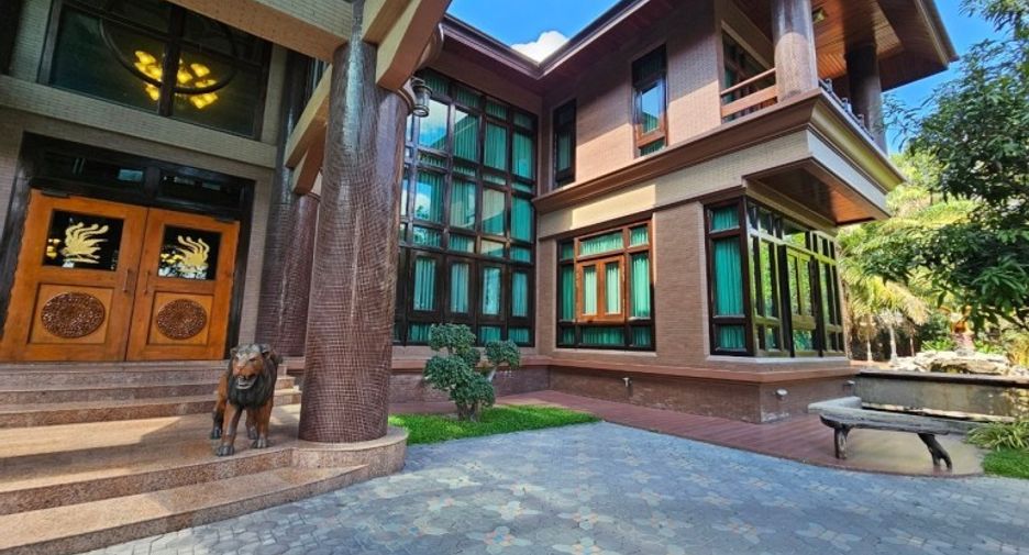 For sale 5 bedrooms house in Si Racha, Chonburi