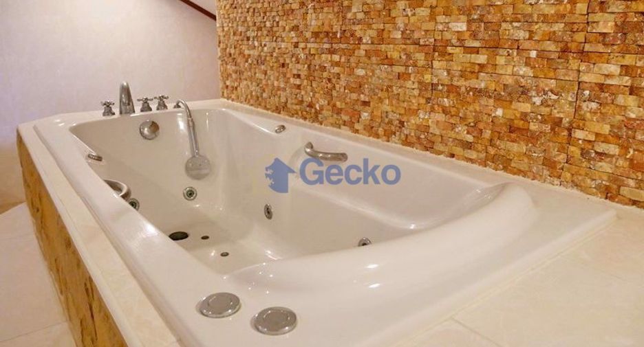 For sale 5 bedrooms house in East Pattaya, Pattaya