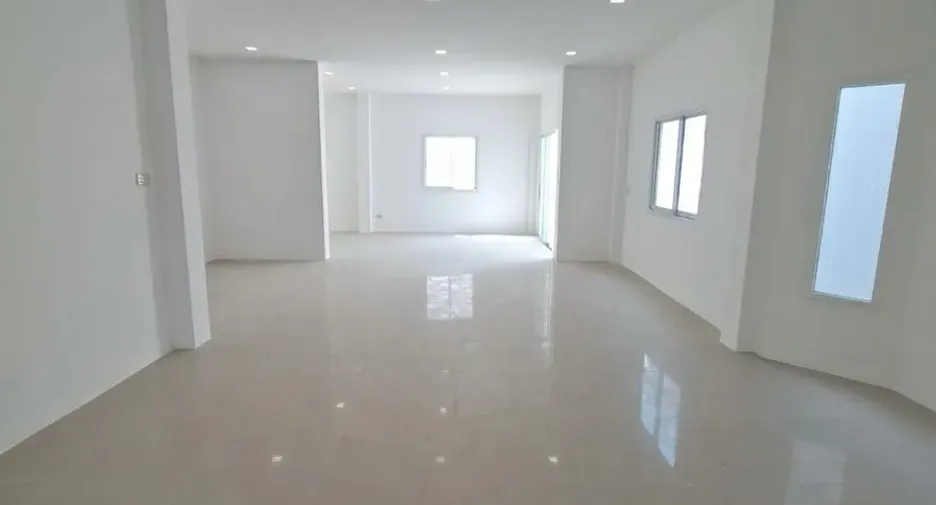 Casa en venta de 4 habitaciones en Sam Phran, Nakhon Pathom