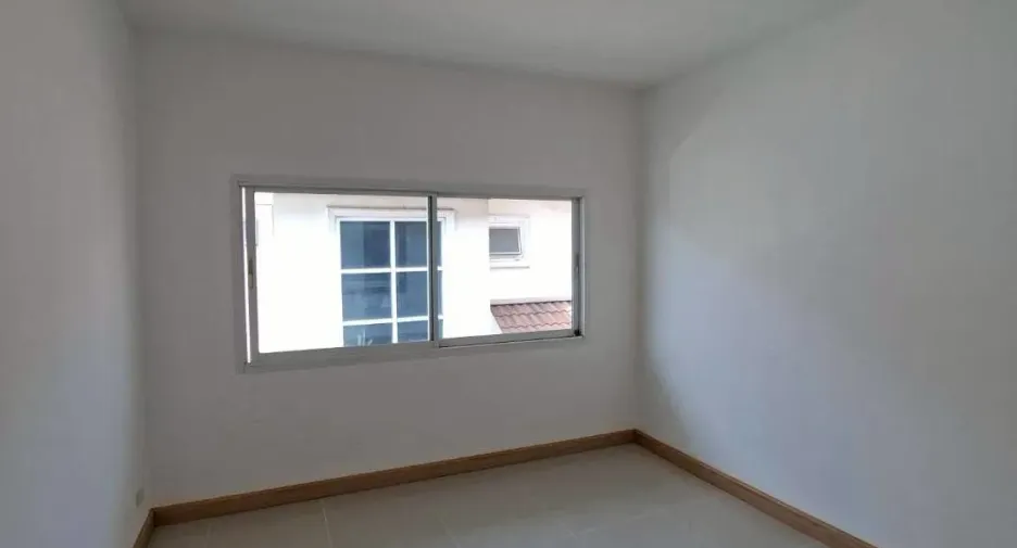 Casa en venta de 4 habitaciones en Sam Phran, Nakhon Pathom