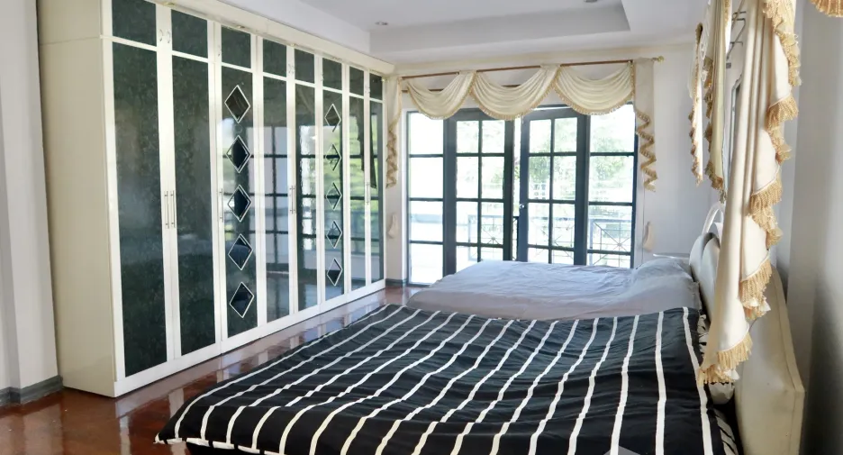 For rent 4 bedrooms house in Mueang Nonthaburi, Nonthaburi