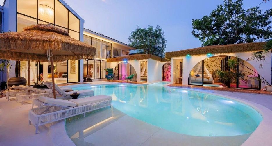 For rent 7 bedrooms villa in Watthana, Bangkok