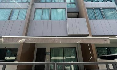 For sale 3 ベッドルーム townhouse in Saphan Sung, Bangkok