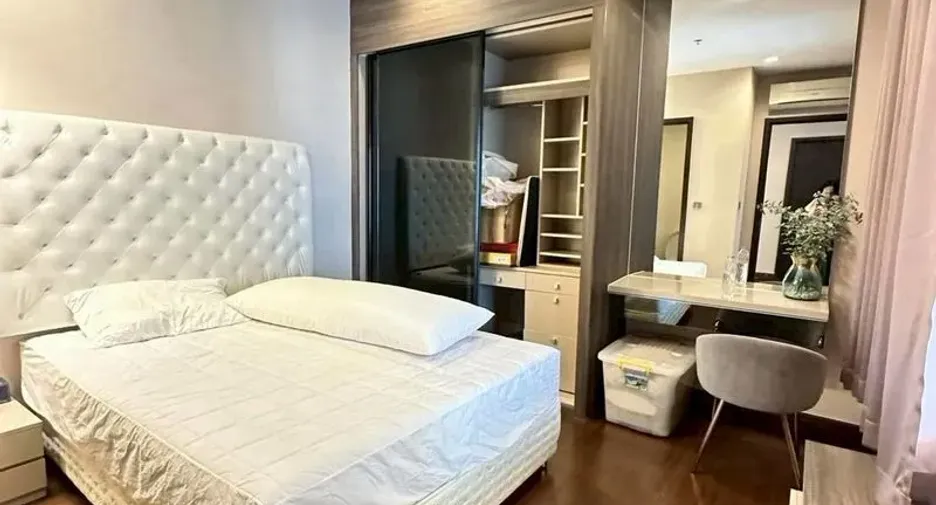 For rent 3 bedrooms condo in Huai Khwang, Bangkok