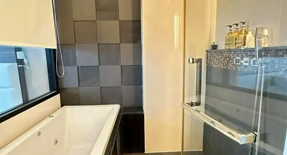 For rent 3 bedrooms condo in Huai Khwang, Bangkok