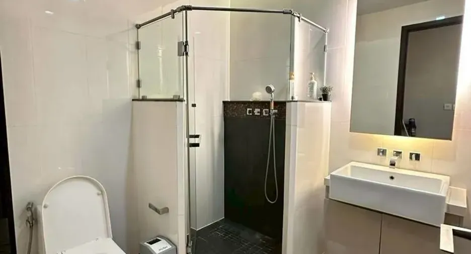 For rent 3 bedrooms condo in Huai Khwang, Bangkok