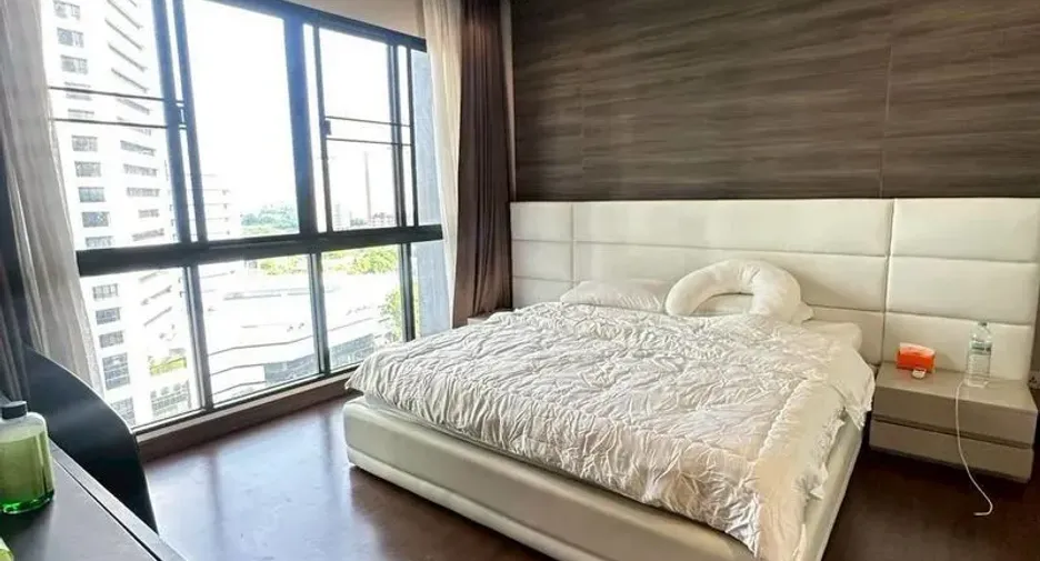 For rent 3 bedrooms condo in Huai Khwang, Bangkok