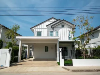 Casa en alquiler de 4 habitaciones en Bang Phli, Samut Prakan