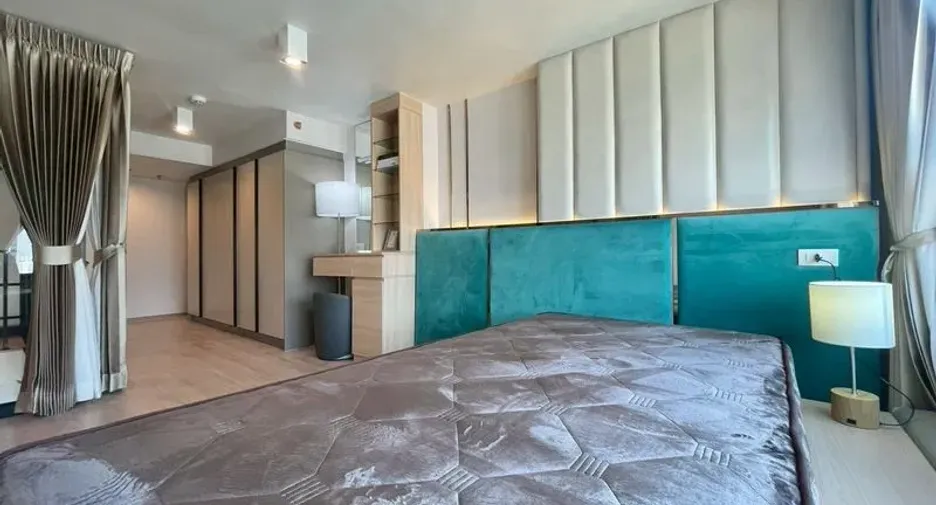 For rent 2 bedrooms condo in Huai Khwang, Bangkok