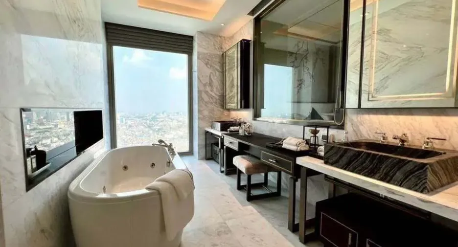 For rent 3 bedrooms condo in Khlong San, Bangkok