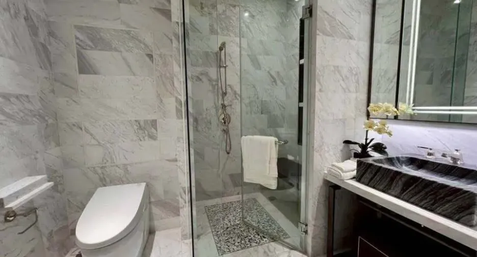 For rent 3 bedrooms condo in Khlong San, Bangkok