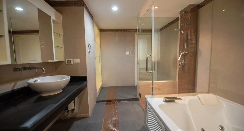 Wohnung zum Kauf und zur Miete mit 3 Zimmer in Khlong Toei, Bangkok