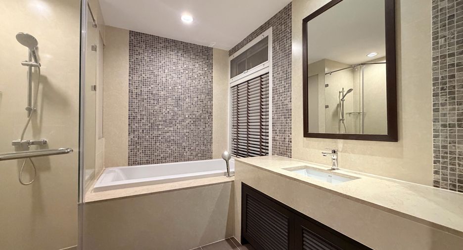 For rent 3 bedrooms condo in Khlong Toei, Bangkok