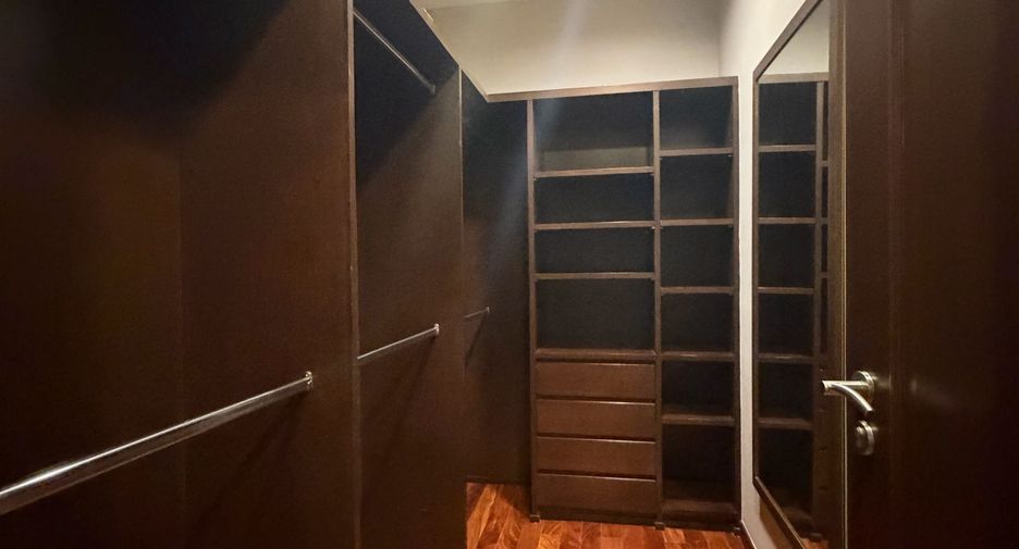 For rent 3 bedrooms condo in Khlong Toei, Bangkok