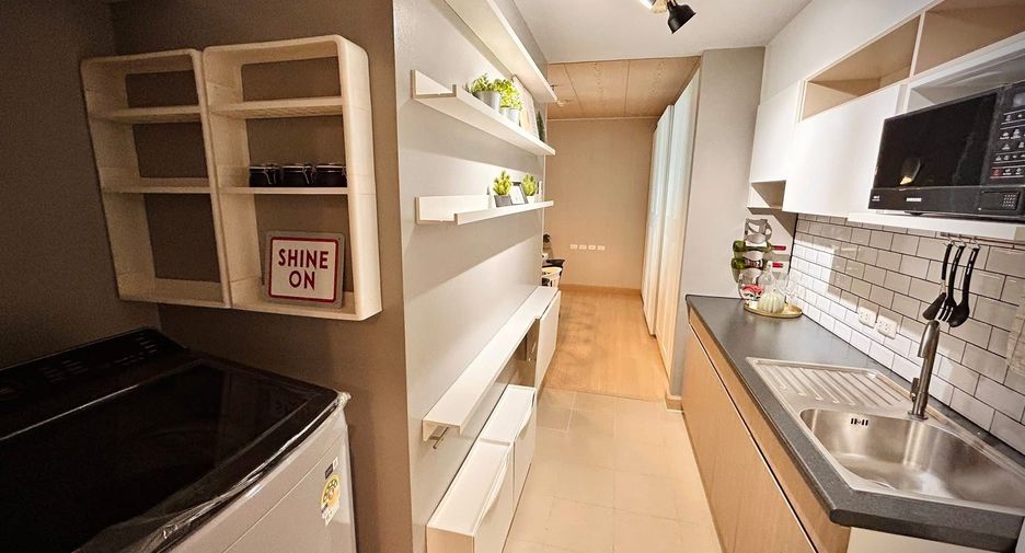 For rent 3 bedrooms condo in Huai Khwang, Bangkok