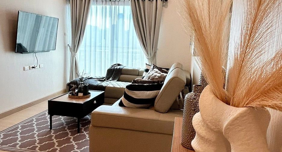 For rent 3 bedrooms condo in Huai Khwang, Bangkok