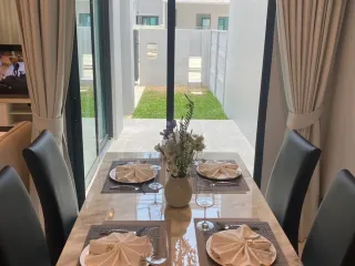 For rent 4 bedrooms house in Huai Khwang, Bangkok