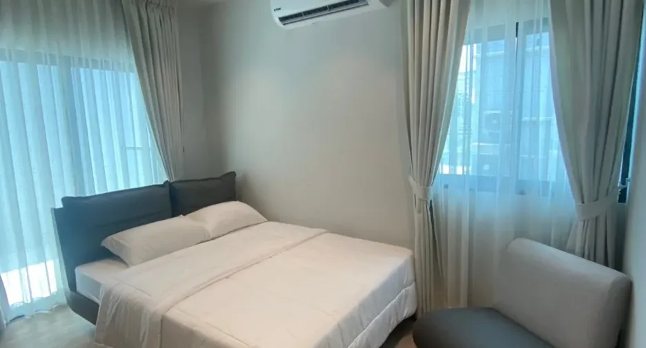 À louer 4 chambres maison à Huai Khwang, Bangkok