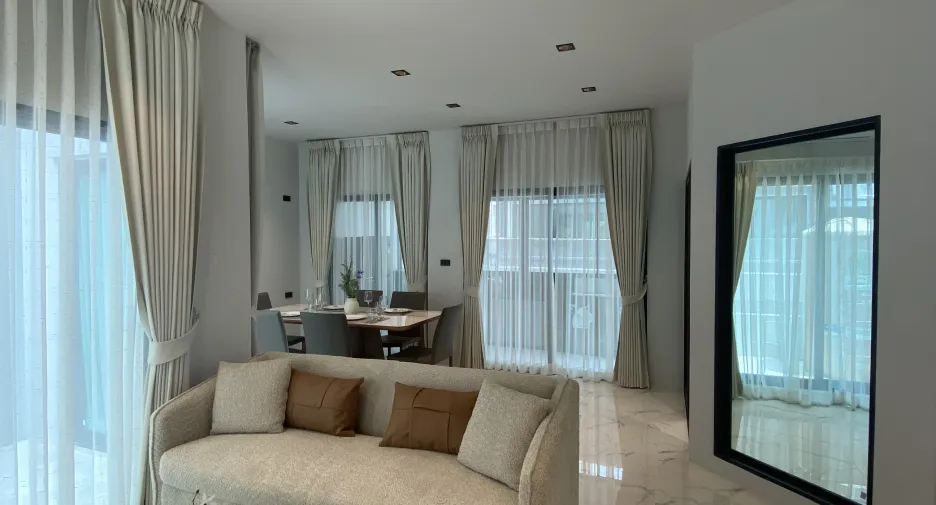 À louer 4 chambres maison à Huai Khwang, Bangkok