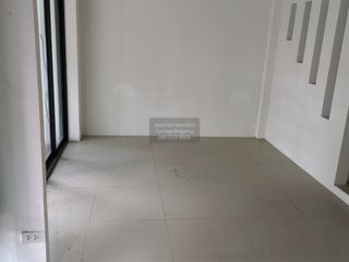 Casa adosada en venta de 3 habitaciones en Min Buri, Bangkok