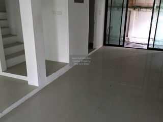 Casa adosada en venta de 3 habitaciones en Min Buri, Bangkok