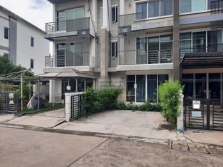 For sale 4 bedrooms townhouse in Bang Kapi, Bangkok