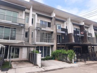For sale 4 bedrooms townhouse in Bang Kapi, Bangkok