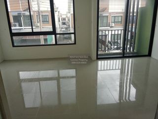 出售 3 卧室 联排别墅 在 Pluak Daeng, Rayong