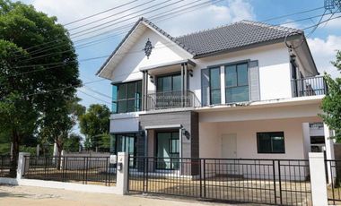 出售 4 卧室 独立屋 在 Mueang Pathum Thani, Pathum Thani