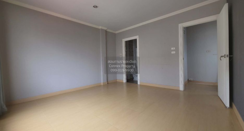 For sale 3 bedrooms townhouse in Bang Khen, Bangkok