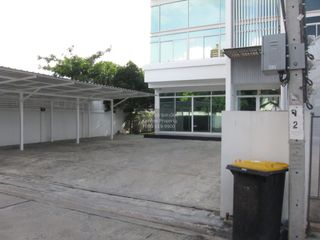 For sale 4 bedrooms townhouse in Lat Phrao, Bangkok