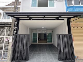 For sale 3 bedrooms townhouse in Bang Kapi, Bangkok